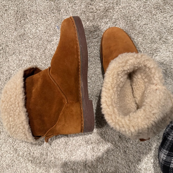 Clarks Tan Shearling Ankle Boots - Picture 2 of 4